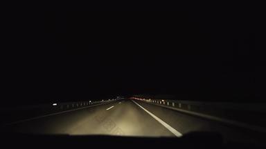 观点<strong>开车晚上</strong>空高速公路白色红色的灯国