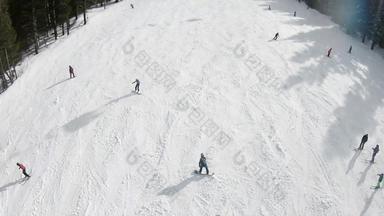 空中视图<strong>滑雪</strong>者<strong>单板滑雪滑雪</strong>坡阳光明媚的一天