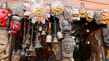 传统的色彩斑斓的手工制作的木面具手工艺品出售加德满都尼泊尔纪念品商店正式接见巴克塔普尔鞣斯瓦扬布纳特装饰亚洲市场