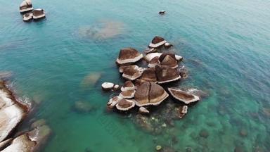 著名的祖父祖母岩石位于海岸蓝色的海KOH寒岛泰国欣欣Yai石头<strong>旅游</strong>吸引力<strong>不</strong>寻常的海岸线无人机视图