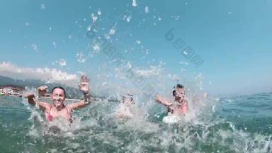 集团朋友<strong>溅水</strong>海相机芭东海滩海滩普吉岛概念人有趣的慢运动