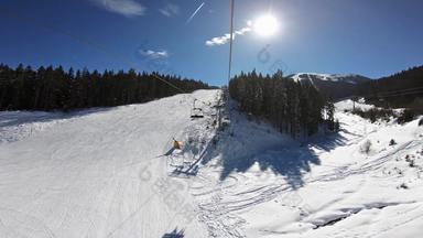 观点骑英镑表达滑雪电梯阳光明媚的一天