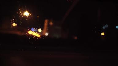 开车卡住了混乱的交通晚上观点移动车窗口雨滴