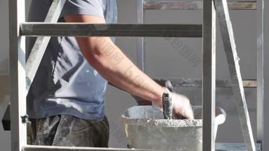 添加石膏粉水混合容器洒筛选粉水准备石膏基本至关重要的抹干墙雕刻供应改造