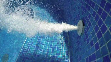 水下泡沫极可意水流按摩浴缸水飞机热水疗中心池蓝色的瓷砖