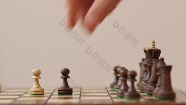 国际象棋游戏黑色的捍卫推兵国际象棋游戏业务竞争策略领导成功国际象棋数据策略领导概念成功成就