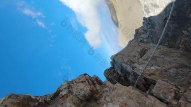 山登山者观点头盔相机攀爬危险的奥林匹斯山峰会希腊垂直取向