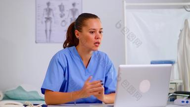 女人医生助理提供医疗在线建议