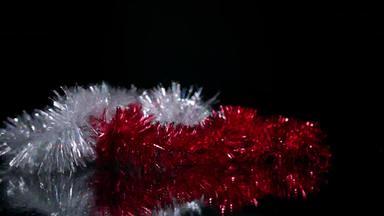 <strong>闪耀红</strong>色的银毛茸茸的圣诞节俗丽的加兰扔镜子表面