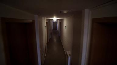黑暗走廊走廊公寓建筑跟踪appartmen通过走廊公寓建筑cinematci高角拍摄