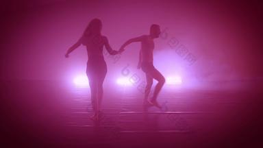 性感的夫妇执行艺术情感当代跳舞