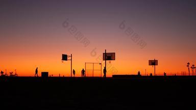 加州夏季黄昏海滩审美粉红色的日落认不出来轮廓人玩游戏球篮球法院纽波特海洋度假胜地这些洛杉矶美国紫色的天空梯度