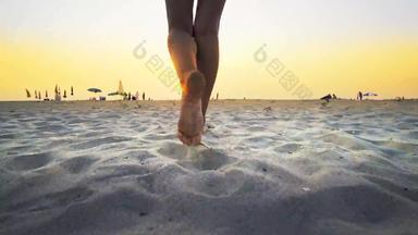 女脚徒步旅行者旅游走光着脚海岸沙子日落