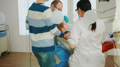 牙科医生清洁牙齿孩子治疗牙科问题
