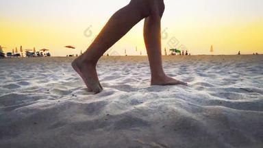 女人走海滩沙子光着脚替身拍摄腿年轻的女人步进沙子
