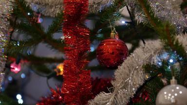 圣诞节树装饰壁炉灯装饰圣诞节树模糊背景闪闪发光的仙女装饰装饰物分支云杉树特写镜头