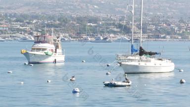 纽波特海滩港周末玛丽娜度假胜地游艇帆船太平洋海岸加州美国海滨奢侈品郊区真正的房地产橙色县昂贵的海滨假期目的地