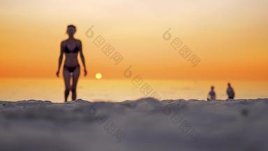 只<strong>腿脚</strong>年轻的拉丁美国女孩走海洋海滩日落
