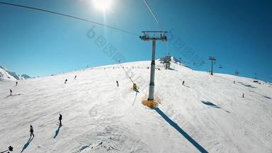 观点滑雪滑雪电梯到达前峰会山滑雪山坡上阳光明媚的一天