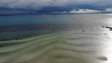 狂风暴雨的天空不寻常的海岸白色沙子惊人的景观狂风暴雨的多云的天空桑迪波浪白色海边明亮的一天雷雨热带地区天堂岛屿亚洲无人机视图