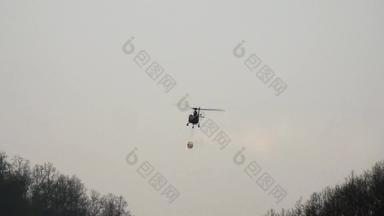 直升机携带水桶森林火