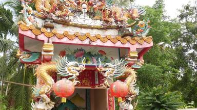 宗教色彩斑斓的雕塑龙神社中国人传统的风格装饰饰品艺术体系结构佛教艺术作品壮观的寺庙泰国神圣的动物东文化