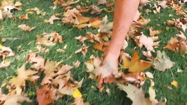 年轻的女人走光着脚秋天的公园黄色的叶子电影慢运动拍摄