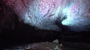 冰洞穴彩色的照明灯笼