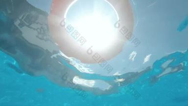 安全设备生活浮标救援浮标浮动游泳池救援人溺水男人。慢运动水下视图