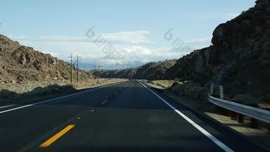路旅行死亡谷开车汽车加州美国搭便车旅行美国高速公路山干沙漠干旱气候荒野乘客观点车旅程内华达