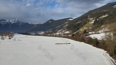 空中视频雪覆盖场齐勒河谷提洛尔奥地利