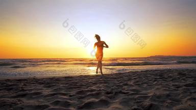 海滩女人运行水日落享受自由夏天假期假期旅行美丽的快乐免费的混合比赛高加索人女女孩电影替身拍摄慢运动