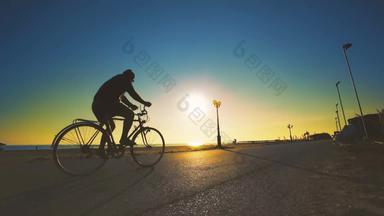 赶时髦的人骑自行车自行车海滩沥青人行道日出天空夏天时间旅行概念ciinematic替身拍摄