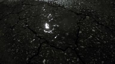 很酷的寒冷湿下雨季节概念雨滴下降小街池塘反射晚上