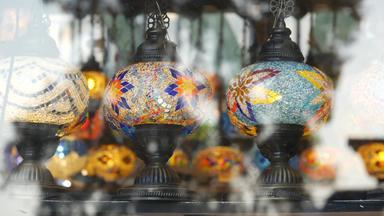 色彩鲜艳的土耳其灯玻璃马赛克发光的阿拉伯语多彩色的真实的复古的风格灯照亮摩洛哥工艺灯笼东方伊斯兰教中间东部装饰闪亮的人商店