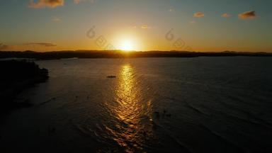 色彩斑斓的日落热带岛屿