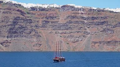 航行旅游船帆圣托里尼岛岛火山口标志性的体系结构fira小镇背景