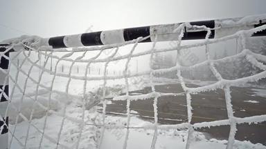 视图空足球手球中心法院目标网覆盖雪冬天