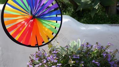 色彩斑斓的纸风车旋转天气风叶片花园装饰美国彩虹象征童年幻想想象力旋转多彩色的螺旋玩具把微风夏季做梦