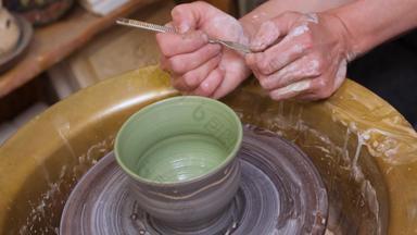 陶器绘画粘土能手工制作的车间陶瓷陶器绘画陶瓷能油漆刷陶器类波特车间轮波特工作手关闭绘画陶器使