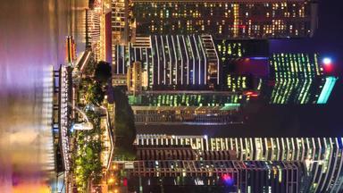 新加坡晚上城市景观具有里程碑意义的时间孩子垂直屏幕变焦