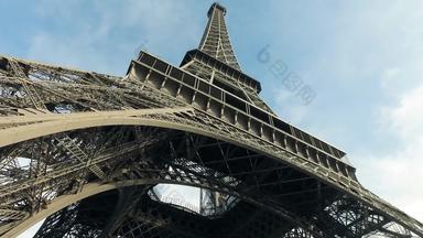埃菲尔铁塔塔蓝色的天空前巴黎法国
