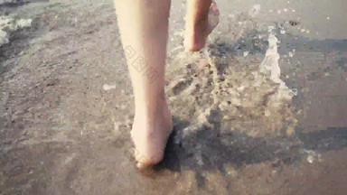 特写镜头女光着脚腿走海海岸溅波电影替身拍摄