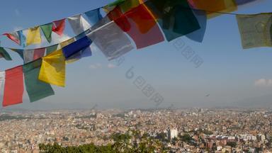 挥舞着祈祷旗帜城市景观视图挥舞着五彩缤纷的祈祷旗帜字符串城市景观加德满都谷斯瓦扬布纳特佛塔猴子寺庙尼泊尔