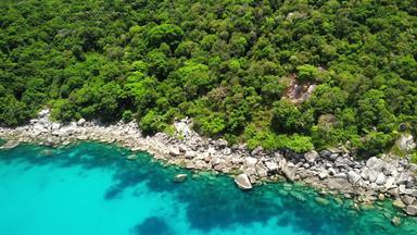 平静海热带火山岛无人机视图和平水蓝色的海多石的海岸绿色丛林火山KOH我岛阳光明媚的一天泰国
