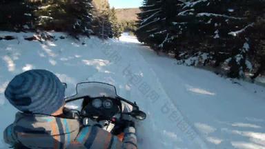 雪地开车冬天森林走雪地摩托娱乐概念自然冬天假期