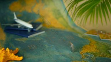 时间旅行概念热带假期主题世界地图蓝色的护照飞机准备霍利迪旅程