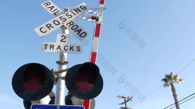 水平穿越警告信号美国crossbuck请注意红色的交通光铁路路十字路口加州铁路运输安全象征谨慎标志危害火车跟踪