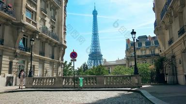 快乐女人走跳迷彩大道街不断上升的手宽开放埃菲尔铁塔塔背景巴黎传统的巴黎建筑附近