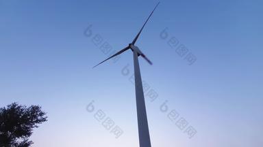 低角视图风机涡轮机清洁蓝色的天空日落生成清洁可再生能源